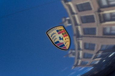 Boya yansıması ile Porsche rozet