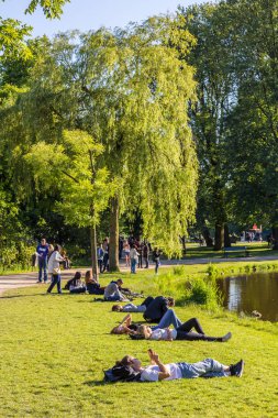 Amsterdam, Hollanda - 13 Nisan 2016: insanlar Vondel Park'ta rahatlatıcı