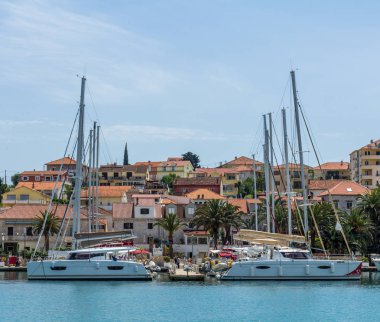 Trogir, Hırvatistan - 10 Mayıs 2016: bir marinada demirli Yatlar