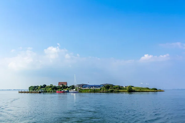 Ilha Pampus ao pôr-do-sol com mar liso ao seu redor — Fotografia de Stock