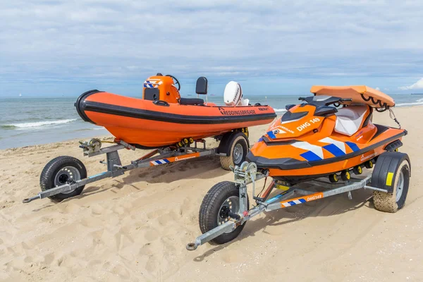 Kurtarma kaburga ve jet ski plajda sörf