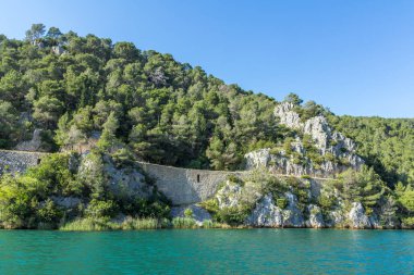 Krka nehir ve kayalıklarla