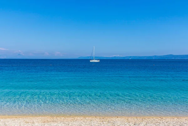 Yacht in bella baia di acqua blu con spiaggia di sabbia bianca — Foto Stock