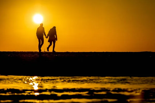 Amour d'été sur la plage au coucher du soleil — Photo