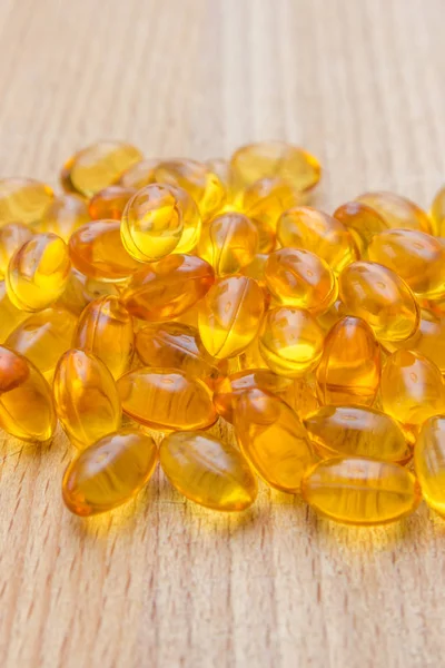 Cápsulas de aceite de pescado saludable llenas de omega 3 — Foto de Stock