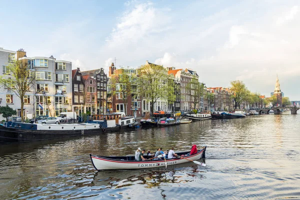 Гребних човнів на Амстердама біля мальовничого каналу — стокове фото