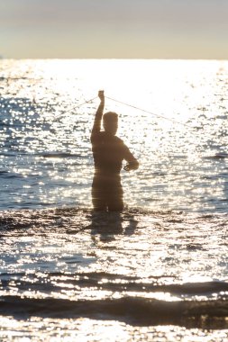 gün batımı sırasında sörf hayat kurtarıcı eğitim