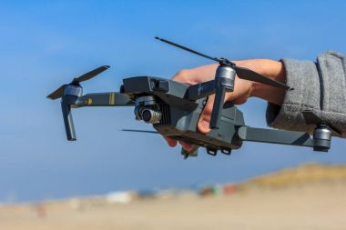 düşük plaj ve dalgalar üzerinde uçan kamera ile robot