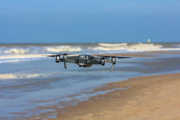Drohne mit Kamera fliegt tief über Strand und Wellen — Stockfoto