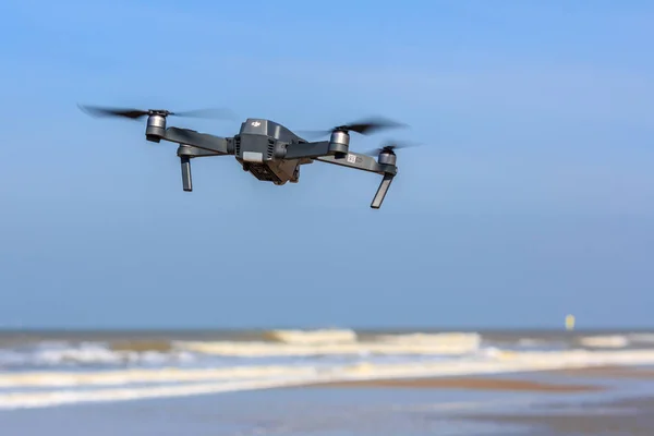 Drohne mit Kamera fliegt tief über Strand und Wellen — Stockfoto