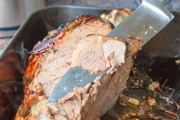 Cena de cordero asado siendo tallado — Foto de Stock