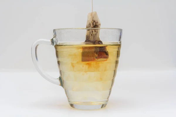 茶叶袋浸入热水杯 — 图库照片