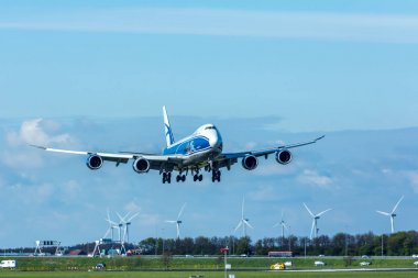 Schiphol havaalanına iniş Rus 747 kargo uçağı