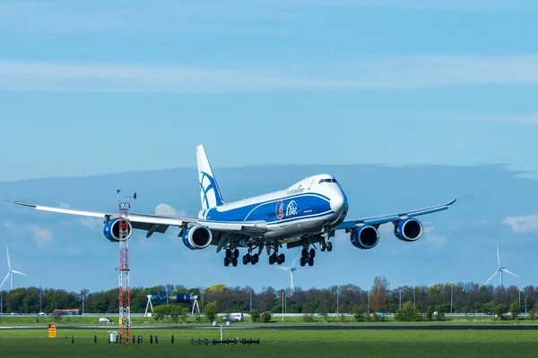 Schiphol havaalanına iniş Rus 747 kargo uçağı