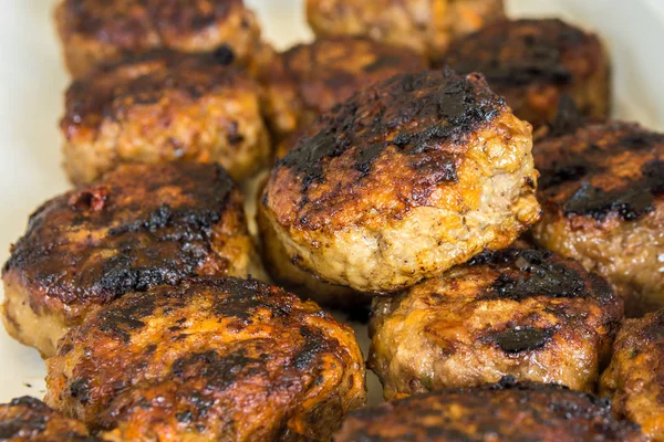 Primer plano hamburguesas de carne fresca de la parrilla —  Fotos de Stock