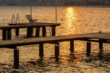 Lake Garda iskele üzerinde altın günbatımı