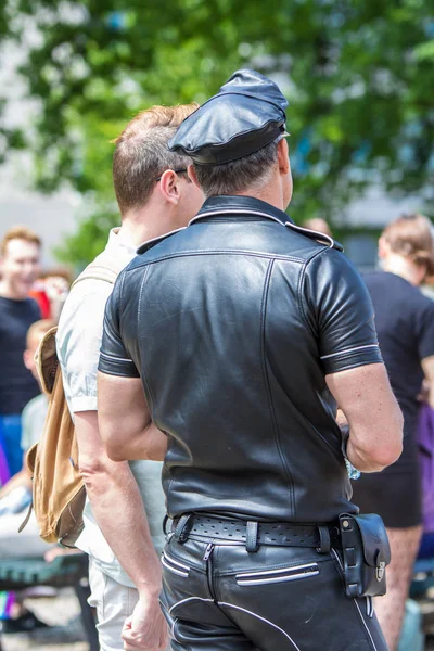 Pride promenad Haag, mannen i läder polisen outfit — Stockfoto