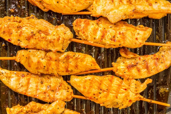 Arany barna csirke, a grill — Stock Fotó