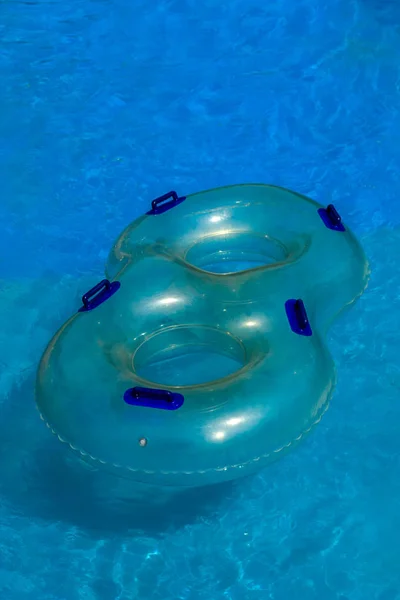 Brinquedo inflável da piscina que flutua na água azul — Fotografia de Stock