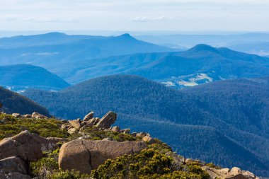 Hobart Tasmania çevresindeki tepeler ayak Mount Wellington kayalık zirvesinden görüntülendi