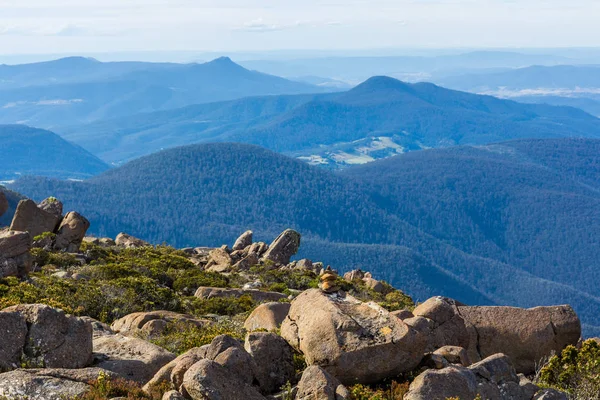 Colline a piedi intorno a Hobart Tasmania viste dalla cima rocciosa del Monte Wellington — Foto Stock