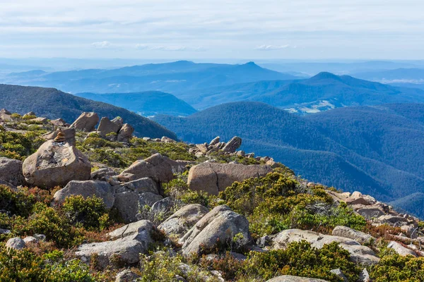 Colline a piedi intorno a Hobart Tasmania viste dalla cima rocciosa del Monte Wellington — Foto Stock