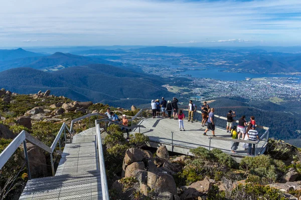 Turisti sulla splendida cima del Monte Wellington con vista su Hobart e la costa meridionale — Foto Stock