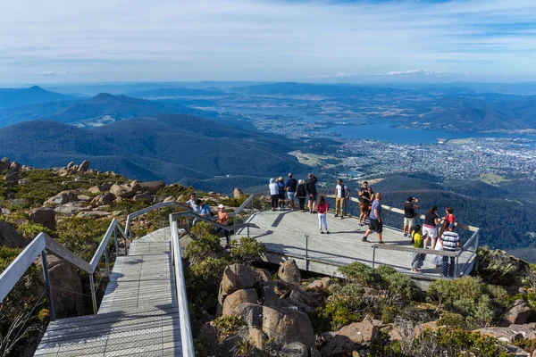 Hobart ve Güney sahiline bakan turistlere Mount Wellington çarpıcı Zirvesi