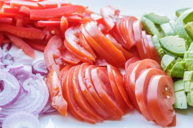 taze doğranmış avokado, kırmızı soğan, domates ve biber