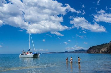 parlak mavi gökyüzü ve yüzücüler ile sunny beach yakınındaki gezi katamaran