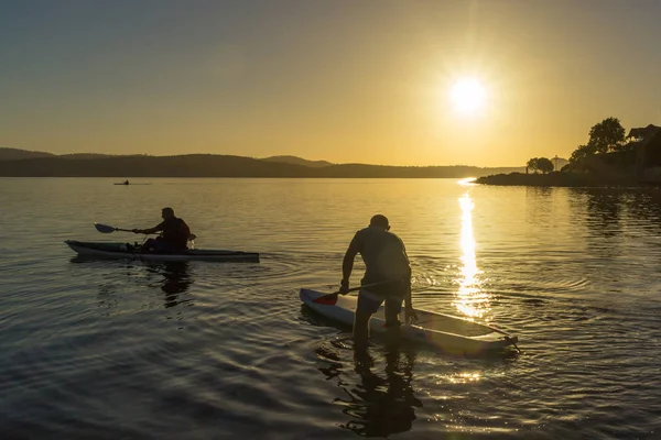 yatılı güzel altın saat sırasında sakin sakin denizde kürek