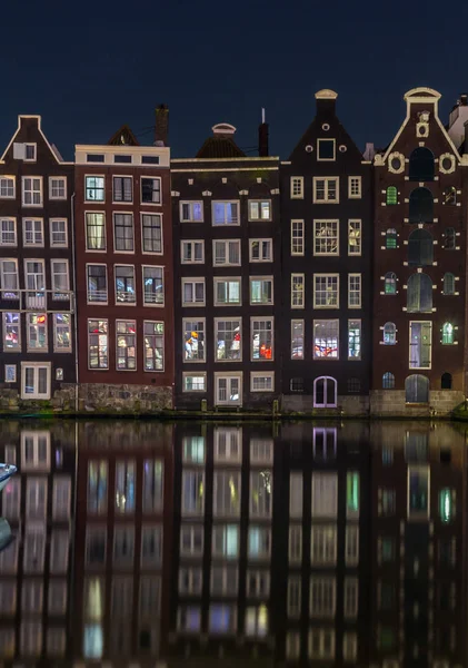 夜の運河アムステルダムの水に光が反射してダムラックの家します。 — ストック写真