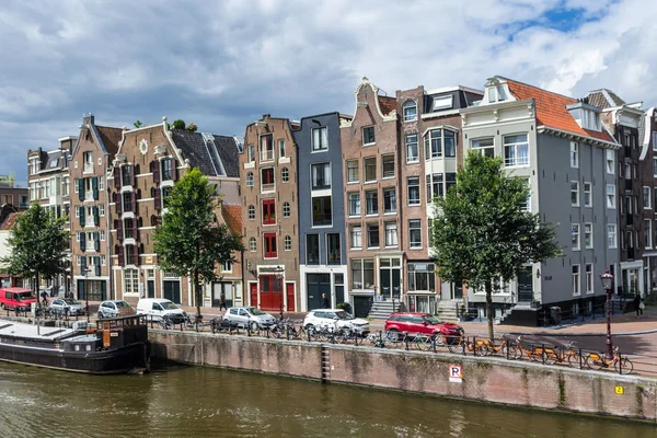 Történelmi holland házakban kaptak otthont Amszterdam csatorna — Stock Fotó