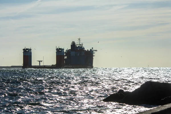 Semi sumergible buque de elevación pesada en el puerto de Rotterdam — Foto de Stock