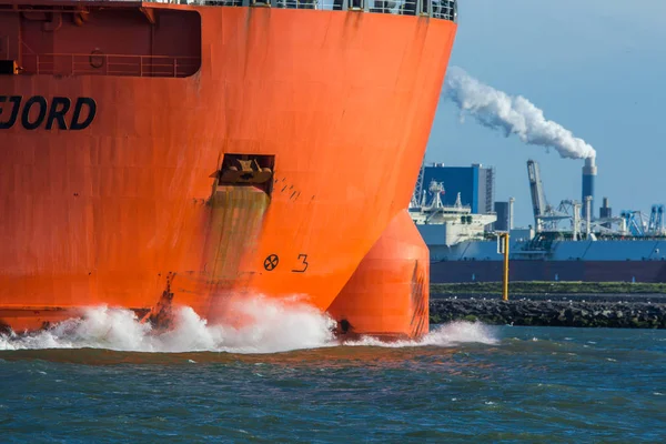 Полу занурювальний важких підйомника судна в порту Роттердам — стокове фото