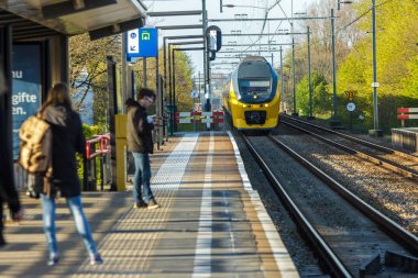  Tren istasyonuna çekerek şehirden Tren