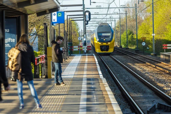  Tren istasyonuna çekerek şehirden Tren