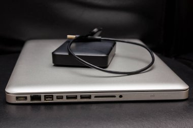 harici sabit disk ile gümüş dizüstü bilgisayar 