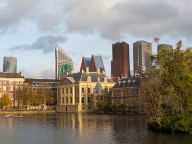 Mauritshuis Müzesi ve Lahey modern binalar arka planda