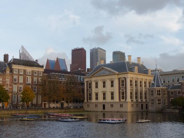 Mauritshuis Müzesi ve Lahey modern gökdelenler arka planda