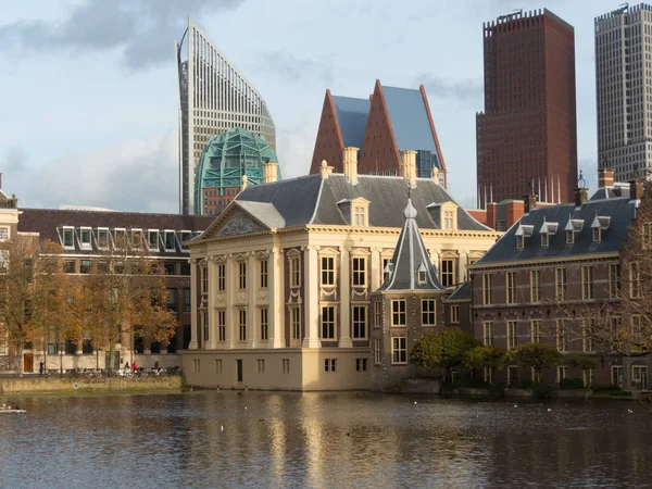 Музеї галереї "Mauritshuis" і сучасних будівель Гааги у фоновому режимі — стокове фото