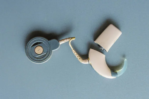 Yardım ve implant işitme izole parçaları