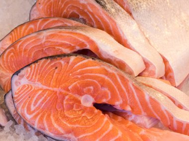 Atlantik somon, Salmo salar, balık pazarında Satılık biftekler