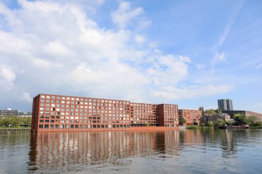 Apartman Java Adası, Amsterdam, Hollanda - 19 Eylül 2017: Apartmanlar su kenarında Java Kade, Java Adası Amsterdam