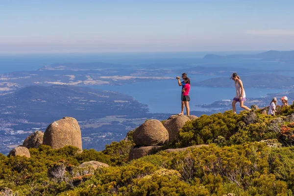 Mount Wellington, Hobart, Avustralya - 7 Ocak 2017: Mount Wellington Hobart ve Güney sahiline bakan çarpıcı Zirvesi