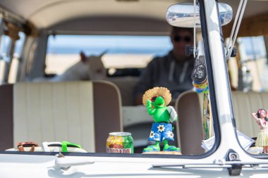 Scheveningen Lahey, Hollanda - 21 Mayıs 2017: Vw kombi Van köpek ve sahibi ile plajda iç