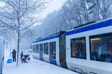 Lahey, Hollanda - 11 Aralık 2017: karla kaplı tramvay Loosduinen, Lahey