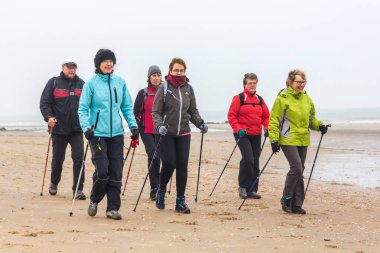 Kijkduin, Lahey, Hollanda - 13 Ocak 2017: nordic walkers sahilde