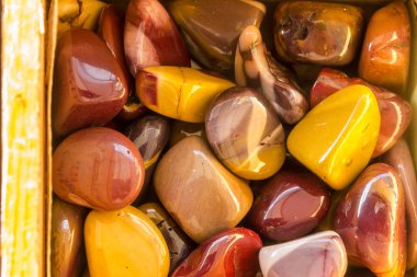 mookaite jasper mineral kristalleri yığını