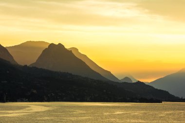 Lake Garda, İtalya. Gölün Maraschina dağlara doğru bakan huzurlu günbatımı